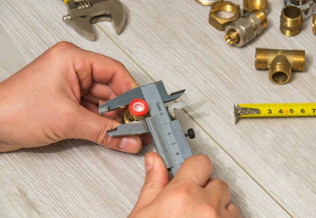 measures the size of fitting using a caliper