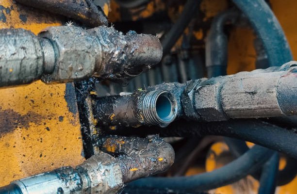 Hydraulic hose fitting leaks on old farm tractor