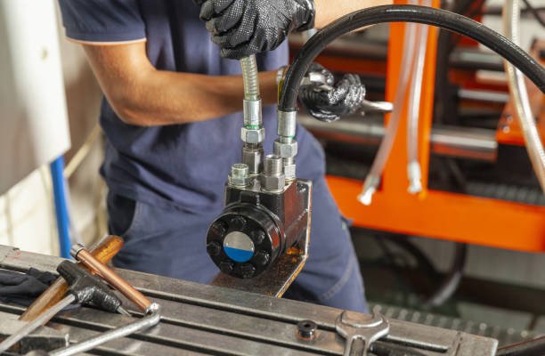 disassembly of hydraulic flange fittings in the workshop